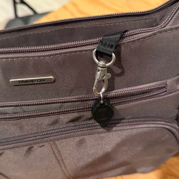 NWOT , anti theft Travelon crossbody , multiple zipper compartments - Picture 13 of 16